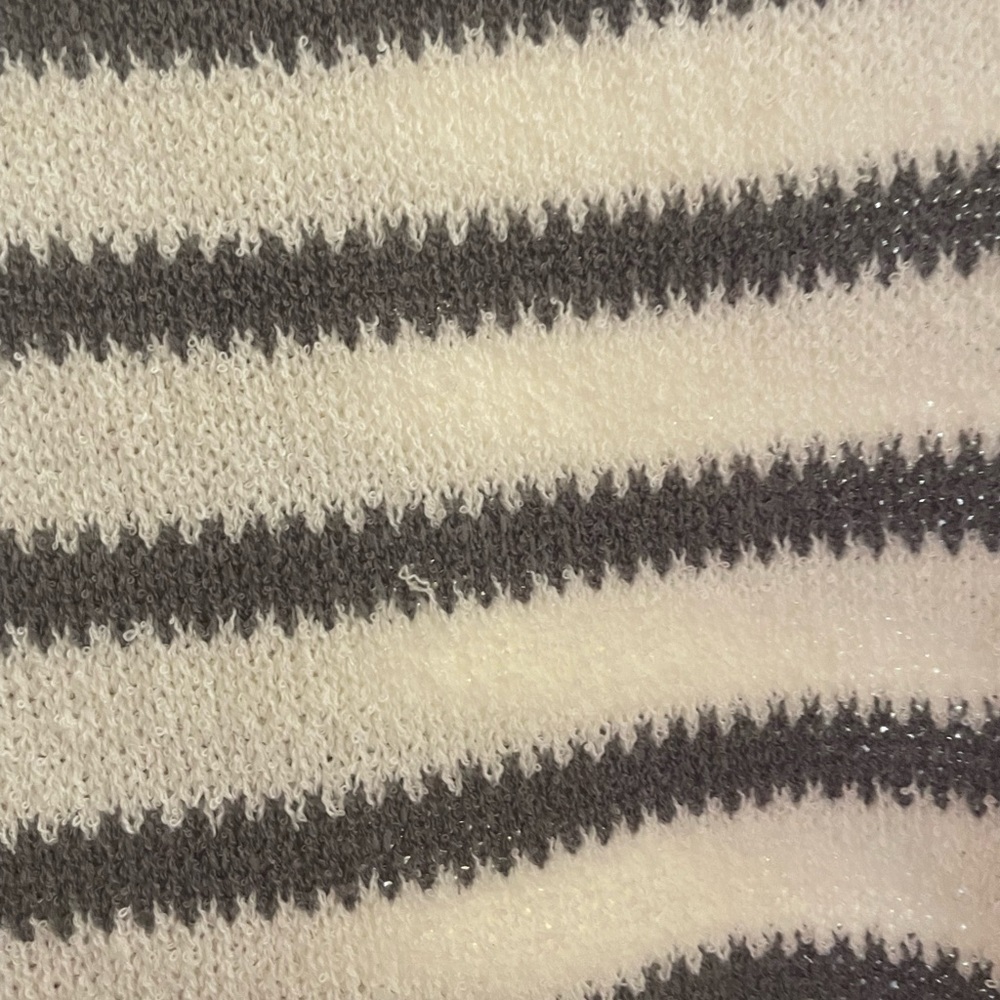 White and gray cropped sweater - Picture 4 of 8